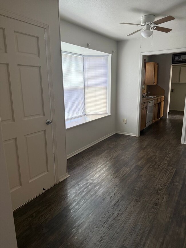 Building Photo - 2 Bedroom/ 2 Bathroom Townhome