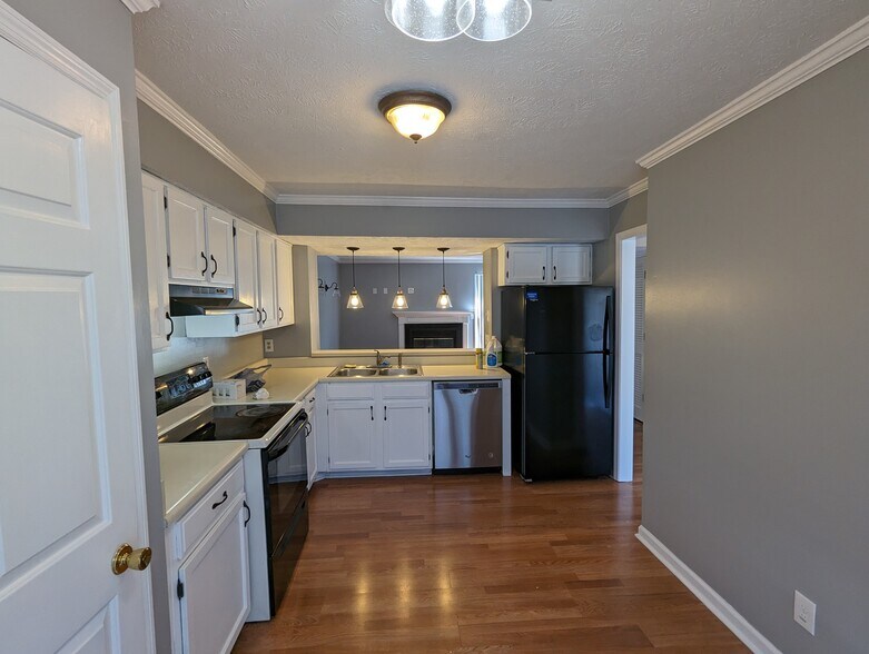 Building Photo - 463 Claircrest Dr