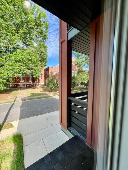 Building Photo - Room in House on S Webb St