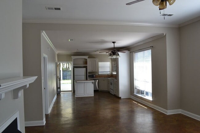 Building Photo - Don't wait This LSU Home will rent fast