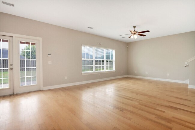 Building Photo - 4 Bed/2.5 Bath in Richmond Hill!