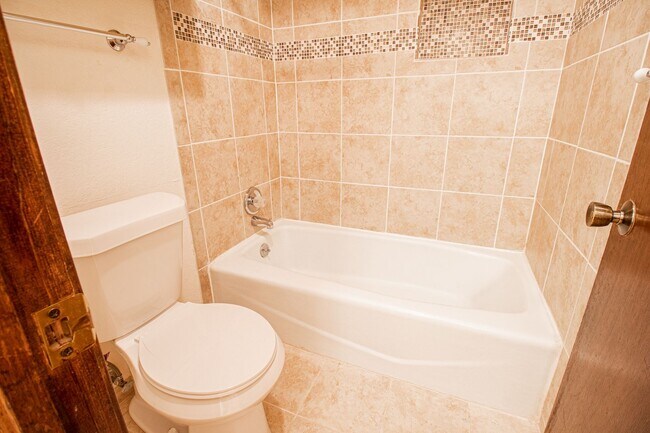 Building Photo - 3 Bed 1.5 Bath in Carl Albert School District