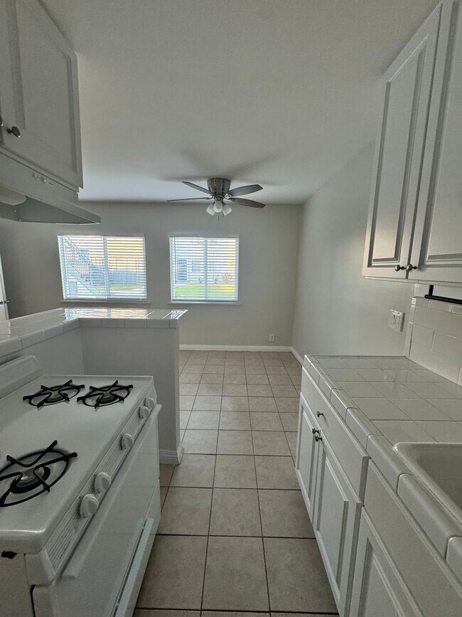 Building Photo - 1 BDRM DOWNSTAIRS AVAILABLE!