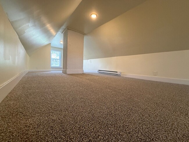 Building Photo - Updated 3BR house with fenced yard!