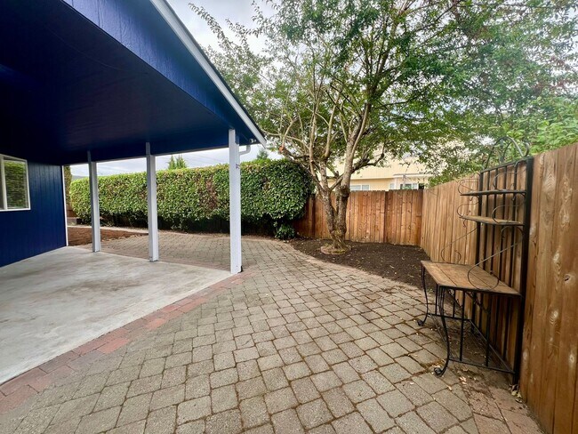 Building Photo - Well Maintained 3BD - Yard Maint. Included