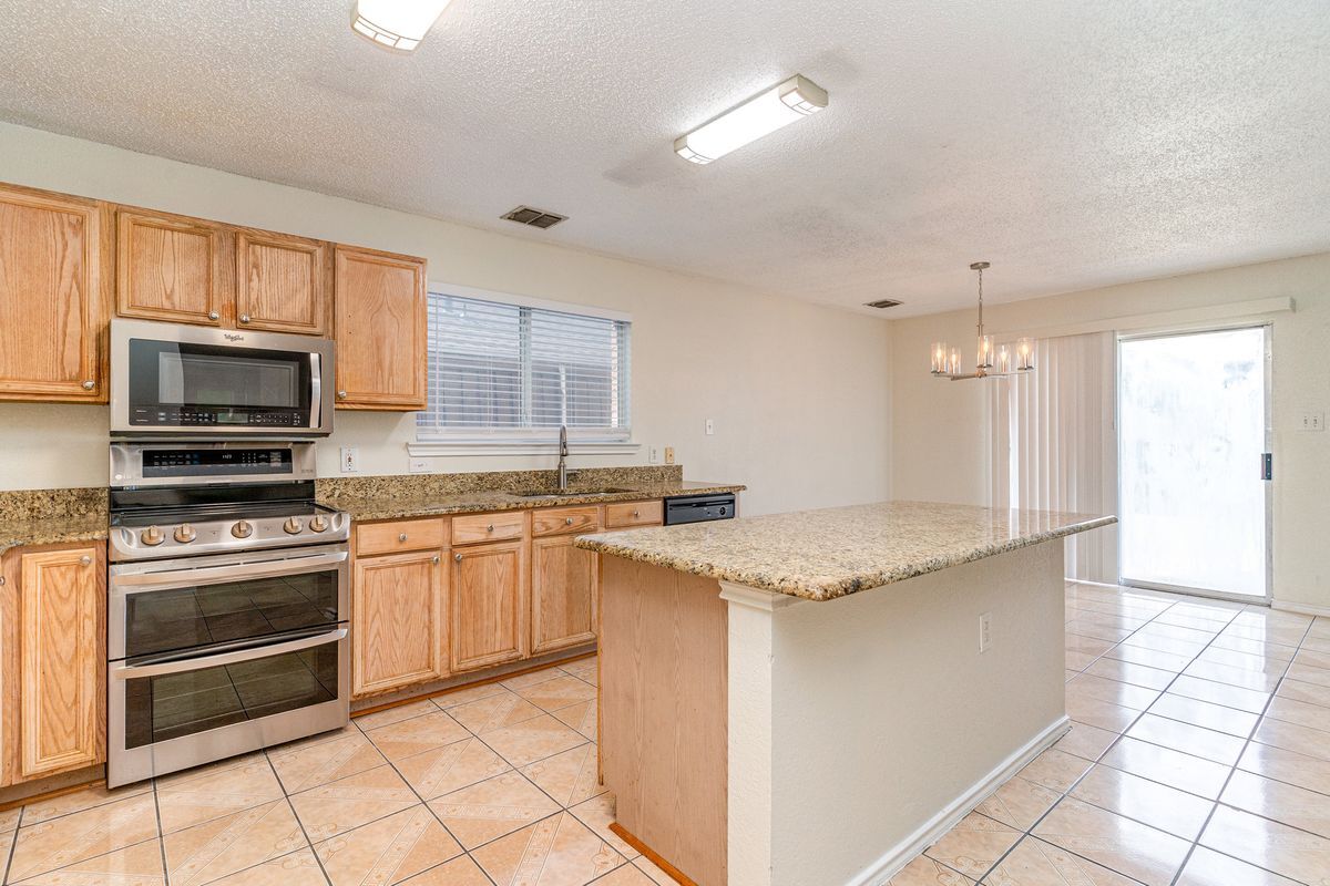 Building Photo - 1810 Cedar Ridge Dr