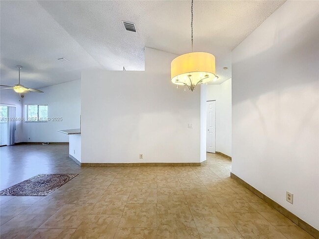 Building Photo - 20 Vía De Casas Sur