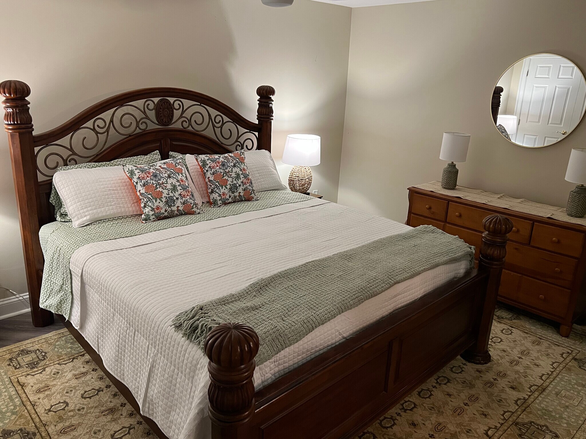 King size bedroom - 19810 Silcott Springs Rd