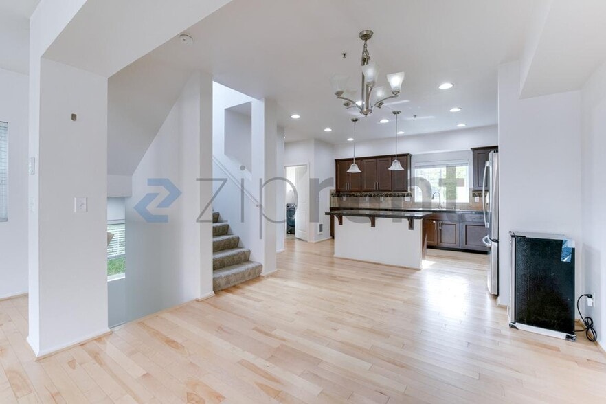 Building Photo - Unit 101