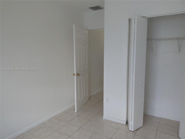 Building Photo - 13950 NE 2nd Ave