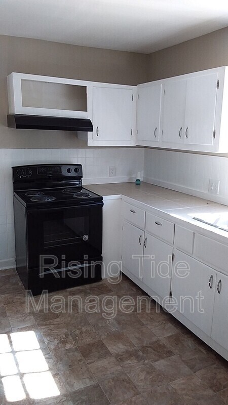 Building Photo - 605 Robison Dr