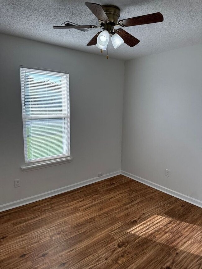 Building Photo - **Charming 3-Bedroom, 2-Bath Home in the H...