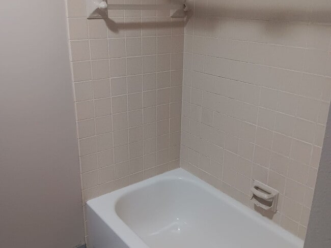 Building Photo - "Charming 2-Bedroom Retreat with Spacious Living in Cleveland Heights – 1243 Sq Ft of Comfort!"