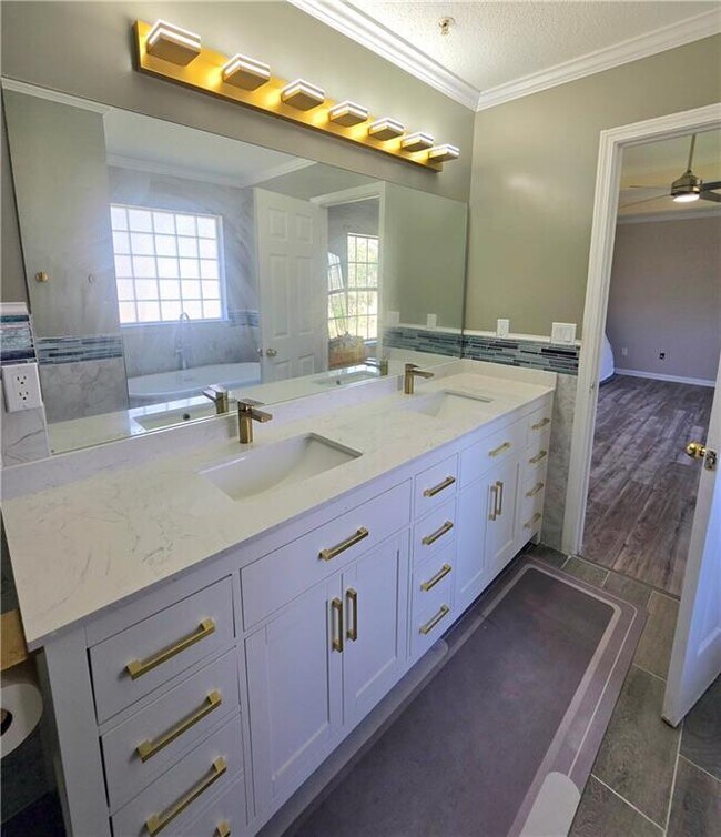 Building Photo - 1696 Central Park Loop