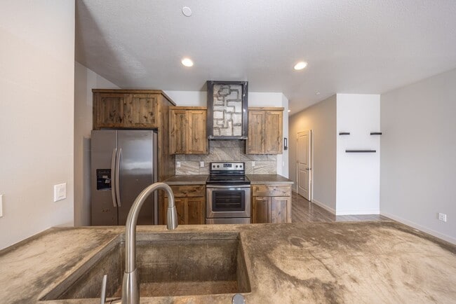 Building Photo - 3 bedroom home in Ridgefield w/ AC - Built...