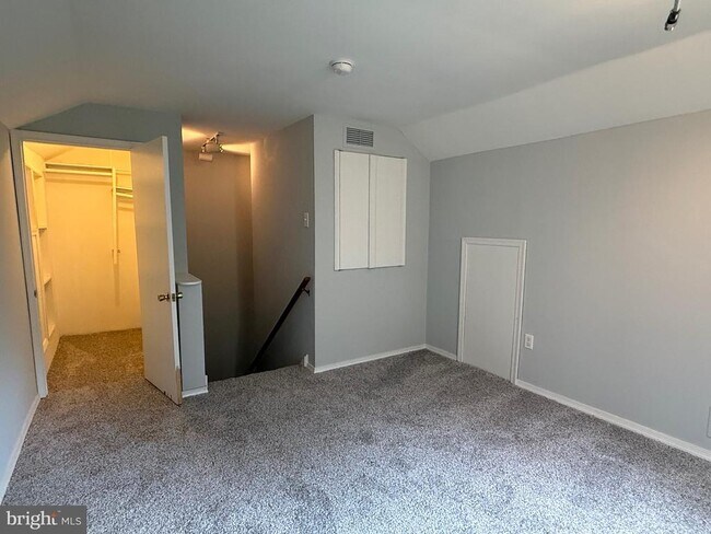 Building Photo - 447 Cardigan Terrace