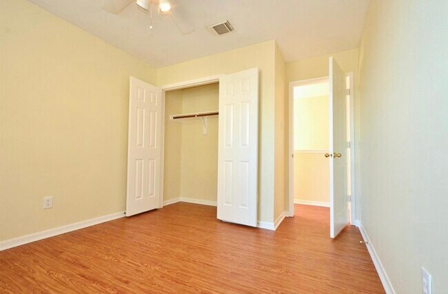 Building Photo - 15410 Oak Lake Glen Dr