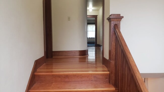 Building Photo - Beautiful craftsman style farmhouse outside Island City with inspiring views of the Grande Ronde ...