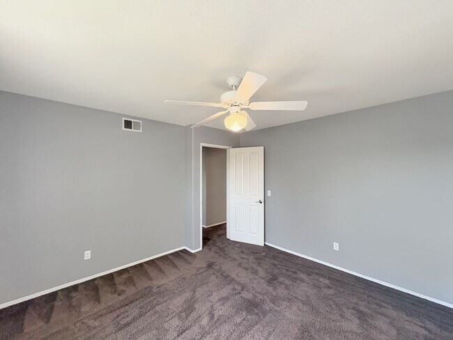 Building Photo - Beautiful 4B/3BA house w/ large backyard i...