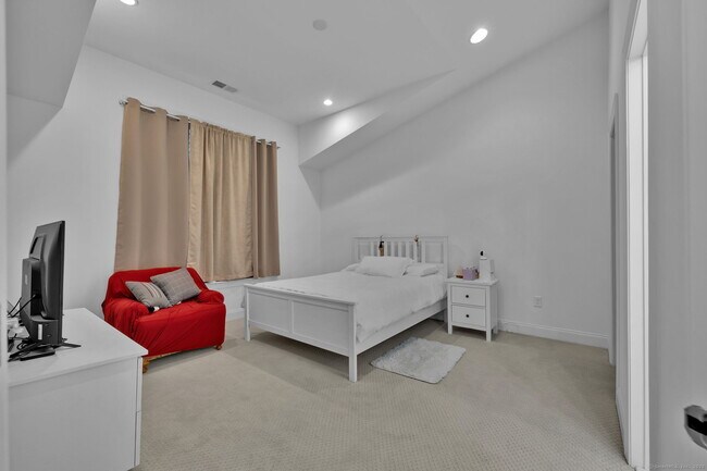 Building Photo - 8 Brentwood Cir
