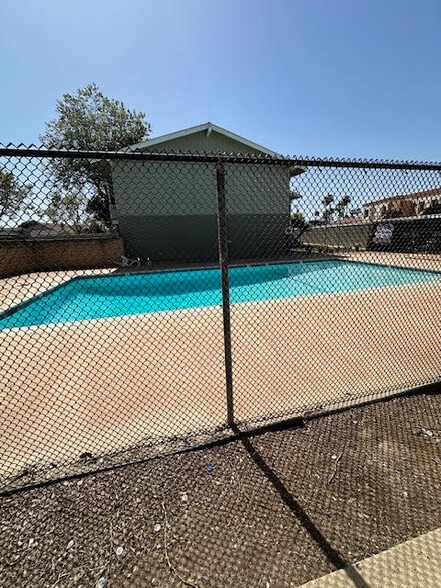sparkling pool - 443 E Park Ave