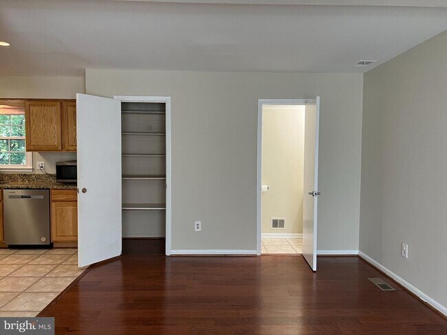Building Photo - 724 Upham Pl NW