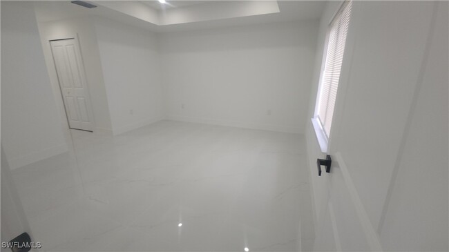 Building Photo - 915 Panda Dr