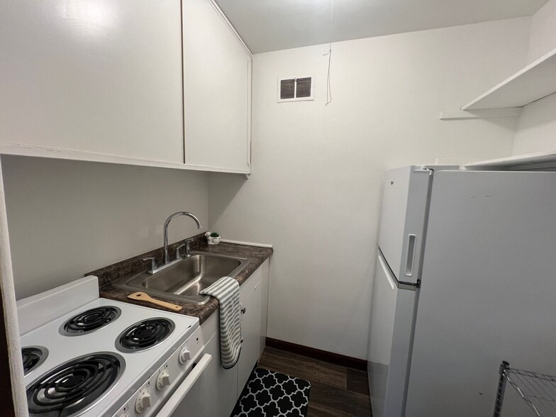 Building Photo - Pinewood Apartments