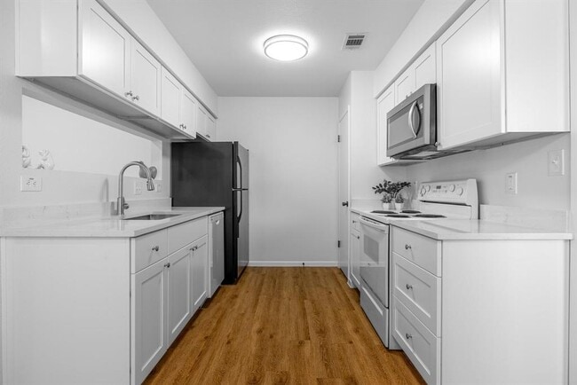 Building Photo - 12801 Copper Cliff Ave