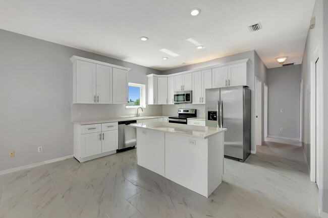 Building Photo - A BOATER'S PARADISE WITH THIS STUNNING 3 B...