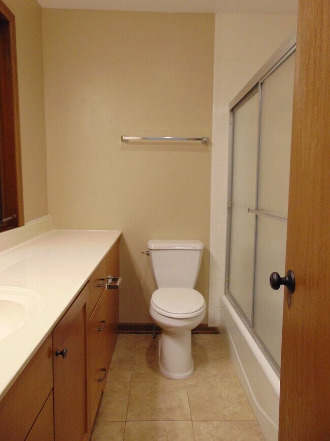 Building Photo - Amazing 3 Bed 2 Bath Country Home With Fab...