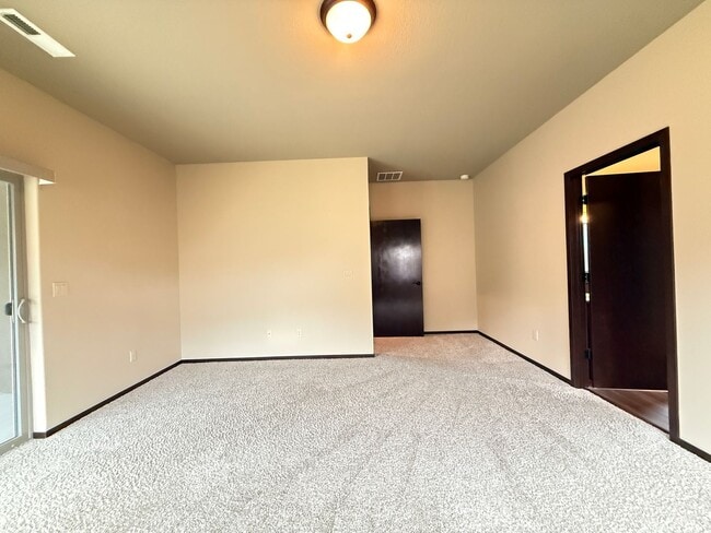 Building Photo - 4 bed 2 Bath off Keene