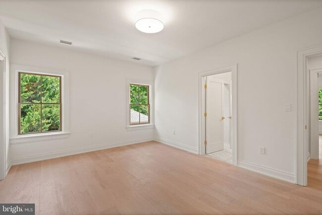 Building Photo - 5022 Cathedral Ave NW