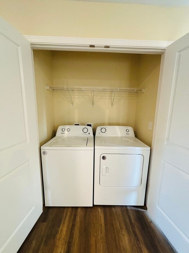 Building Photo - 3 Bedroom, 2.5 Bath Townhouse