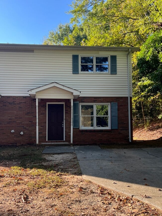 Building Photo - Two Bedroom Duplex (WINGATE)