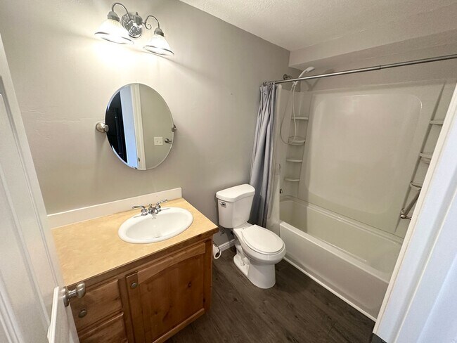 Building Photo - 4 Bedroom/3.5 Bathroom Lehi