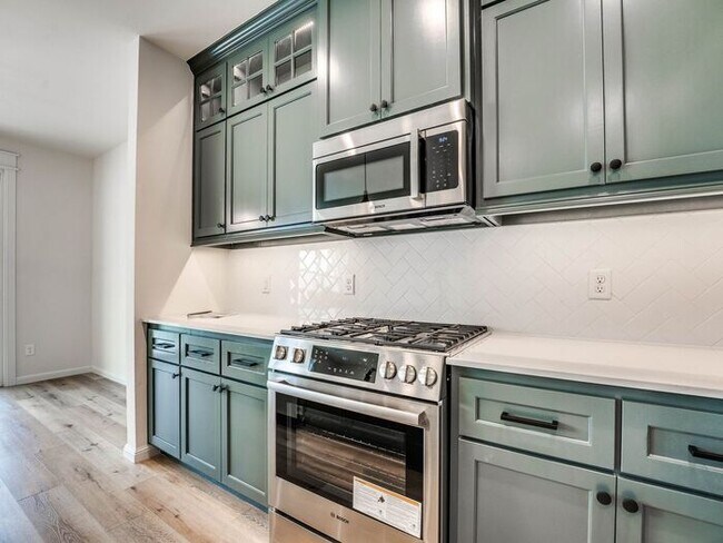 Building Photo - Luxury, Zero Maintenance Living Townhome