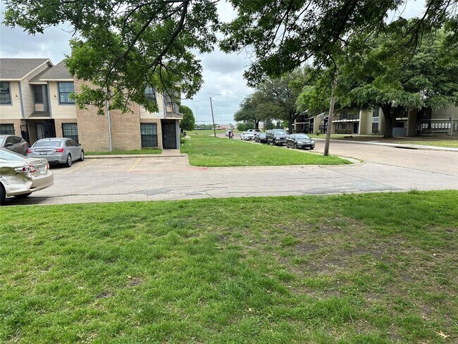 Building Photo - 8005 Rothington Rd