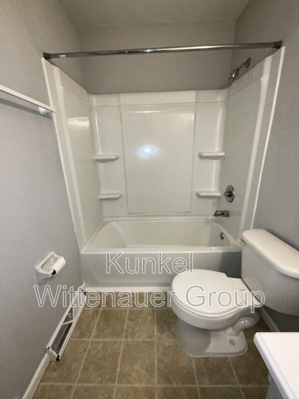 Building Photo - 201 W Wesley Dr