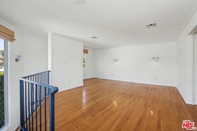 Building Photo - 10543 Almayo Ave