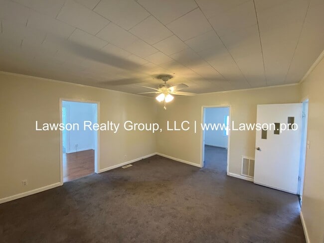 Building Photo - One Level Living with Nice Yard