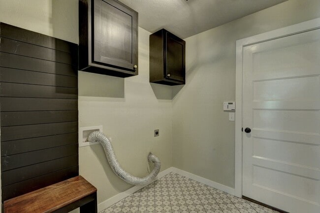 Building Photo - Desirable Home In Valencia Park!