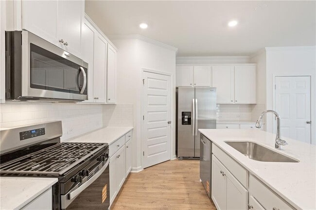 Building Photo - 6072 Knickerbocker St