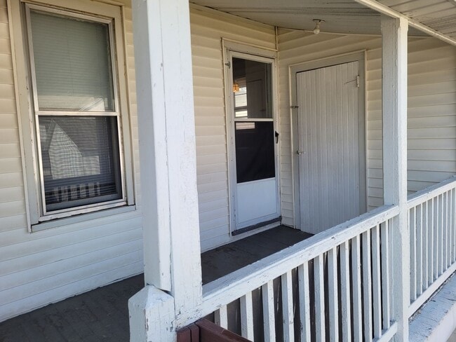 Building Photo - 421 W King St