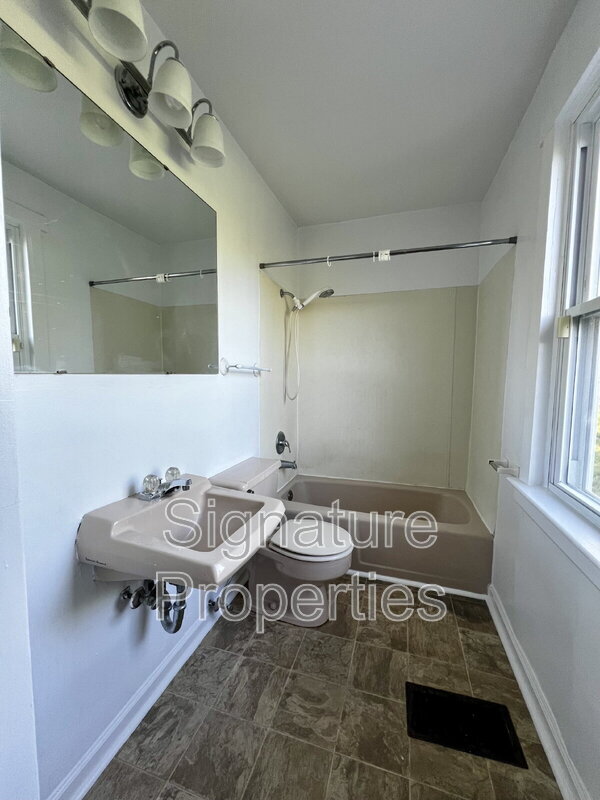 Building Photo - 414 Bryant Rd