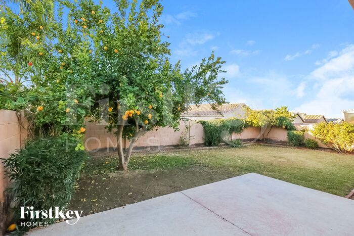 Building Photo - 601 W Elm Ln