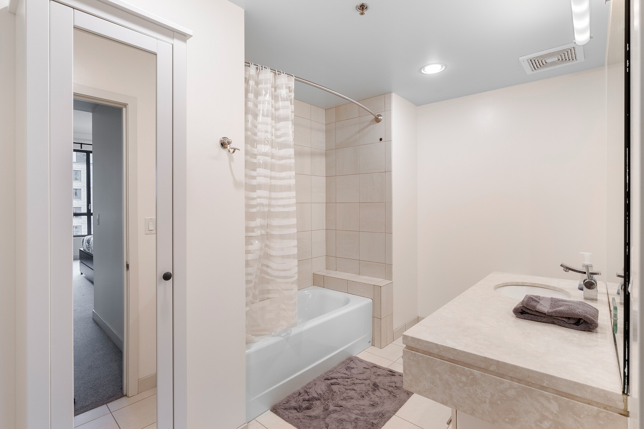 Building Photo - 922 NW 11th Ave