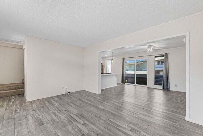 Building Photo - Townhouse with 3 bedrooms / 1.5 bathrooms ...