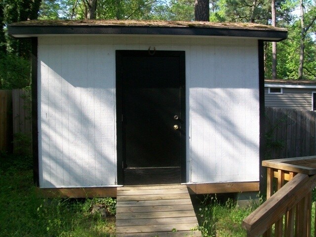 Building Photo - Lovely 2 bedroom home with hardwood floors, deck and sweet location in Chapel Hill