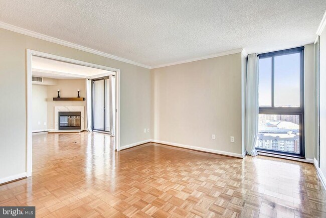 Building Photo - 1101 S Arlington Ridge Rd